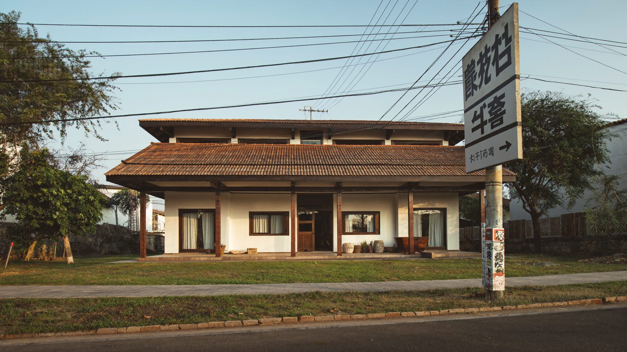 Halaman depan sebuah rumah tapak yang dijual di Pontianak bersama Hilveroy