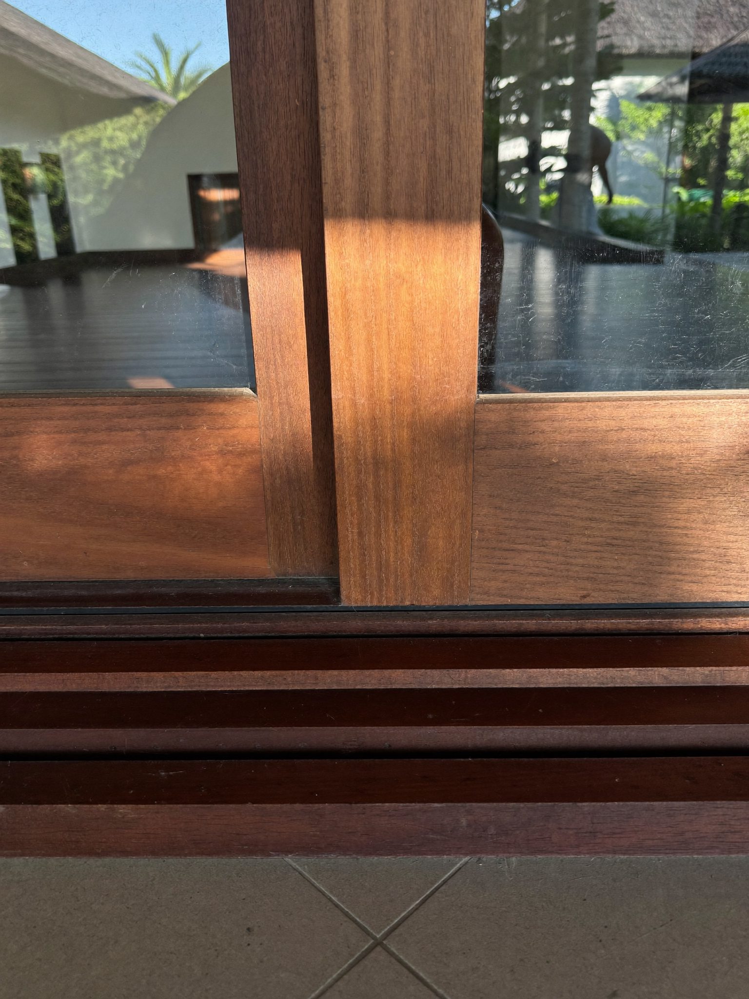 Detail ambang pintu kayu sebuah rumah